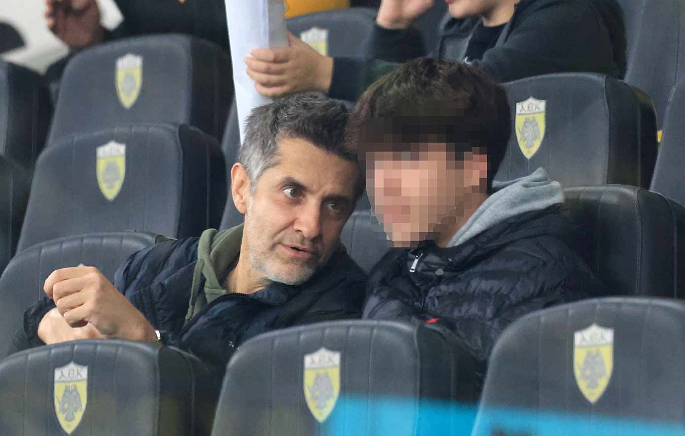 Σπάνια δημόσια εμφάνιση του Φοίβου με τον 16χρονο γιο του, Έκτορα, στο γήπεδο της ΑΕΚ