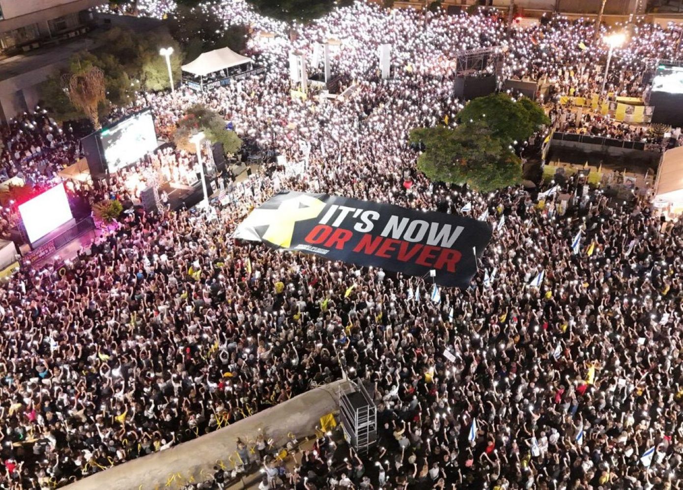 Ο Τραμπ έστειλε μήνυμα σε Νετανιάχου με μία φωτογραφία από συγκέντρωση στο Τελ Αβίβ &#8211; «Ή τώρα ή ποτέ»