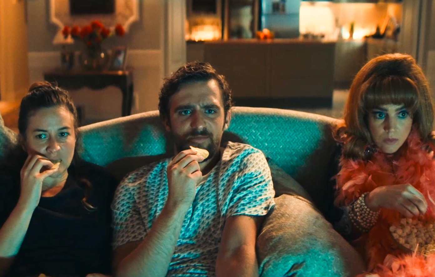 Ένα πτώμα έχει φέρει ξαφνικά τα πάνω-κάτω στη ζωή του Μιχαήλου και των τριών αδερφών και πρέπει άμεσα όλοι μαζί να πάρουν σημαντικές αποφάσεις.