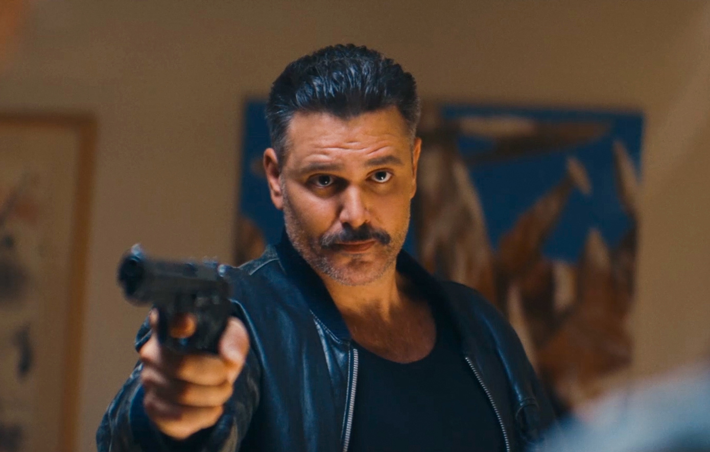 Ένα πτώμα έχει φέρει ξαφνικά τα πάνω-κάτω στη ζωή του Μιχαήλου και των τριών αδερφών και πρέπει άμεσα όλοι μαζί να πάρουν σημαντικές αποφάσεις. Ένα πτώμα έχει φέρει ξαφνικά τα πάνω-κάτω στη ζωή του Μιχαήλου και των τριών αδερφών και πρέπει άμεσα όλοι μαζί να πάρουν σημαντικές αποφάσεις.