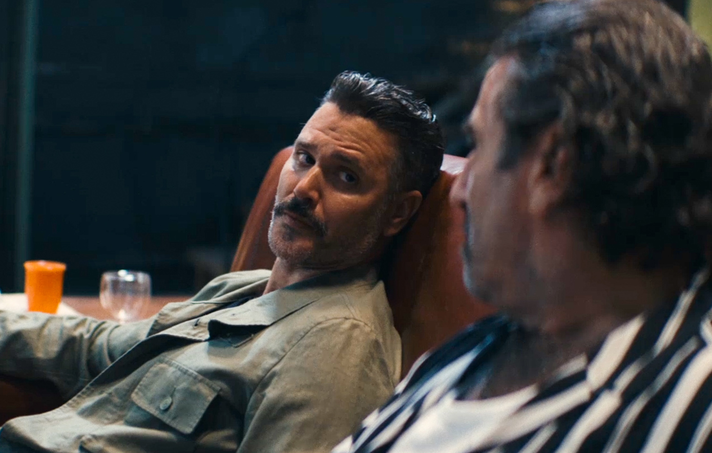 Ένα πτώμα έχει φέρει ξαφνικά τα πάνω-κάτω στη ζωή του Μιχαήλου και των τριών αδερφών και πρέπει άμεσα όλοι μαζί να πάρουν σημαντικές αποφάσεις.