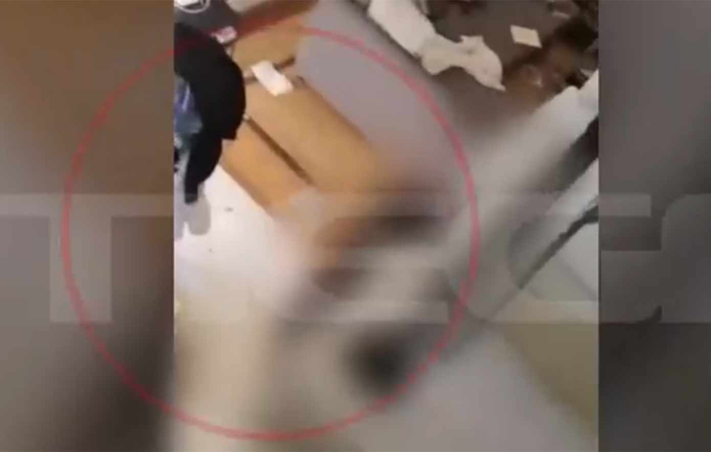 Βίντεο ντοκουμέντο από τη στιγμή που οι αστυνομικοί εντοπίζουν νεκρή την Κάρολαϊν στο σπίτι της στα Γλυκά Νερά