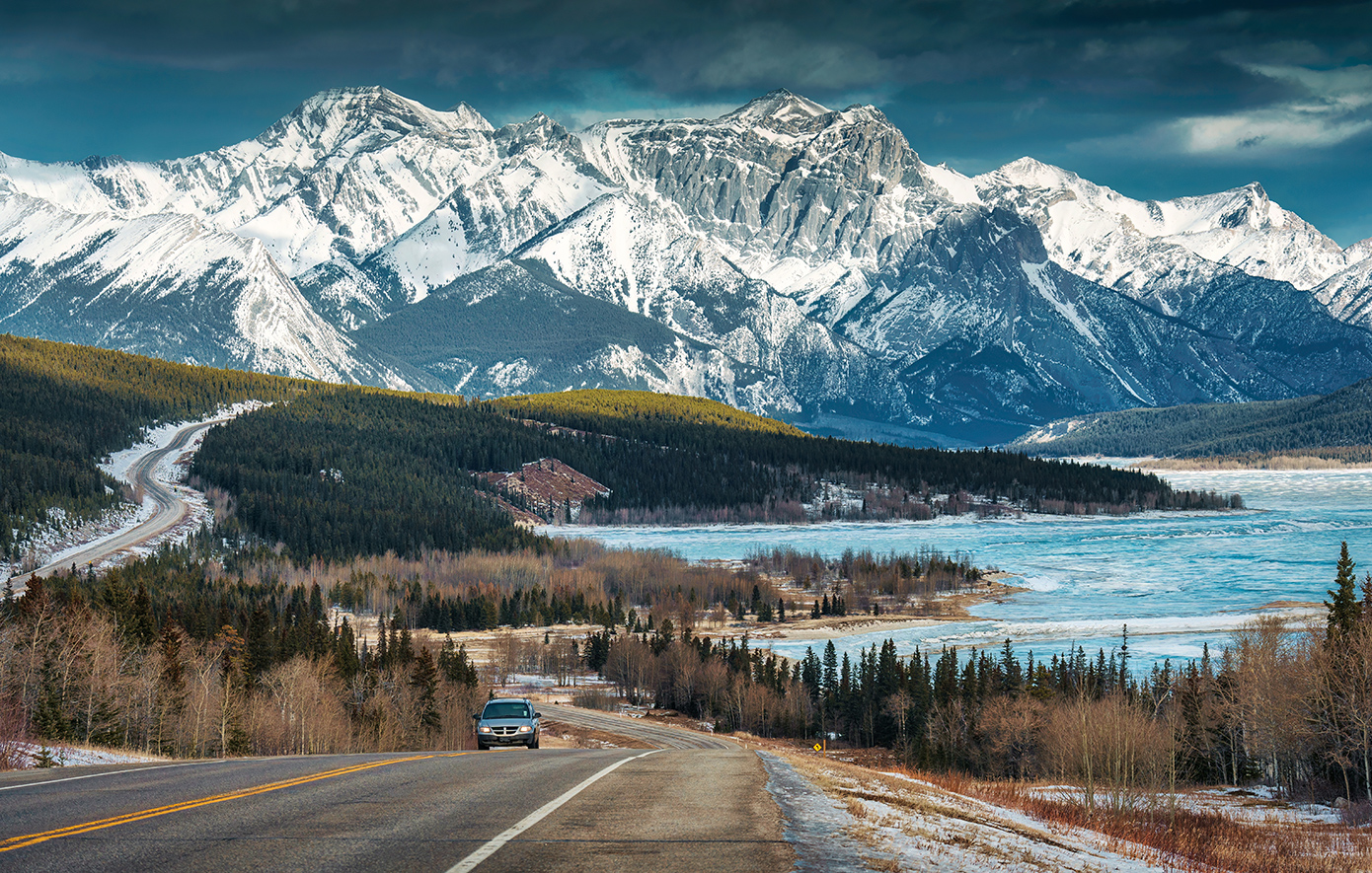 Icefields Parkway: Η πιο μαγευτική χειμερινή διαδρομή στον Καναδά ανάμεσα σε παγετώνες και παγωμένους καταρράκτες