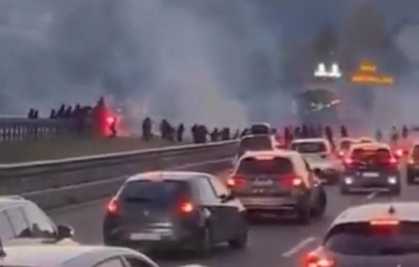 Χάος στην Ιταλία: Ξύλο μεταξύ οπαδών στην εθνική οδό, διακόπηκε η κυκλοφορία