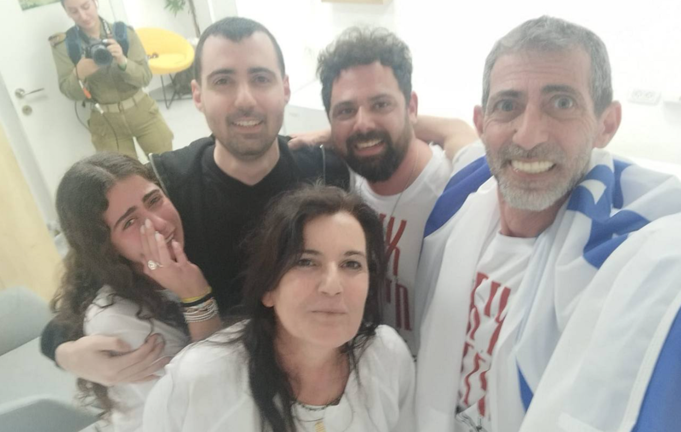 Δάκρυα χαράς στο Ισραήλ: Επέστρεψαν οι όμηροι μετά από 738 ημέρες αιχμαλωσίας &#8211; Δείτε βίντεο και φωτογραφίες