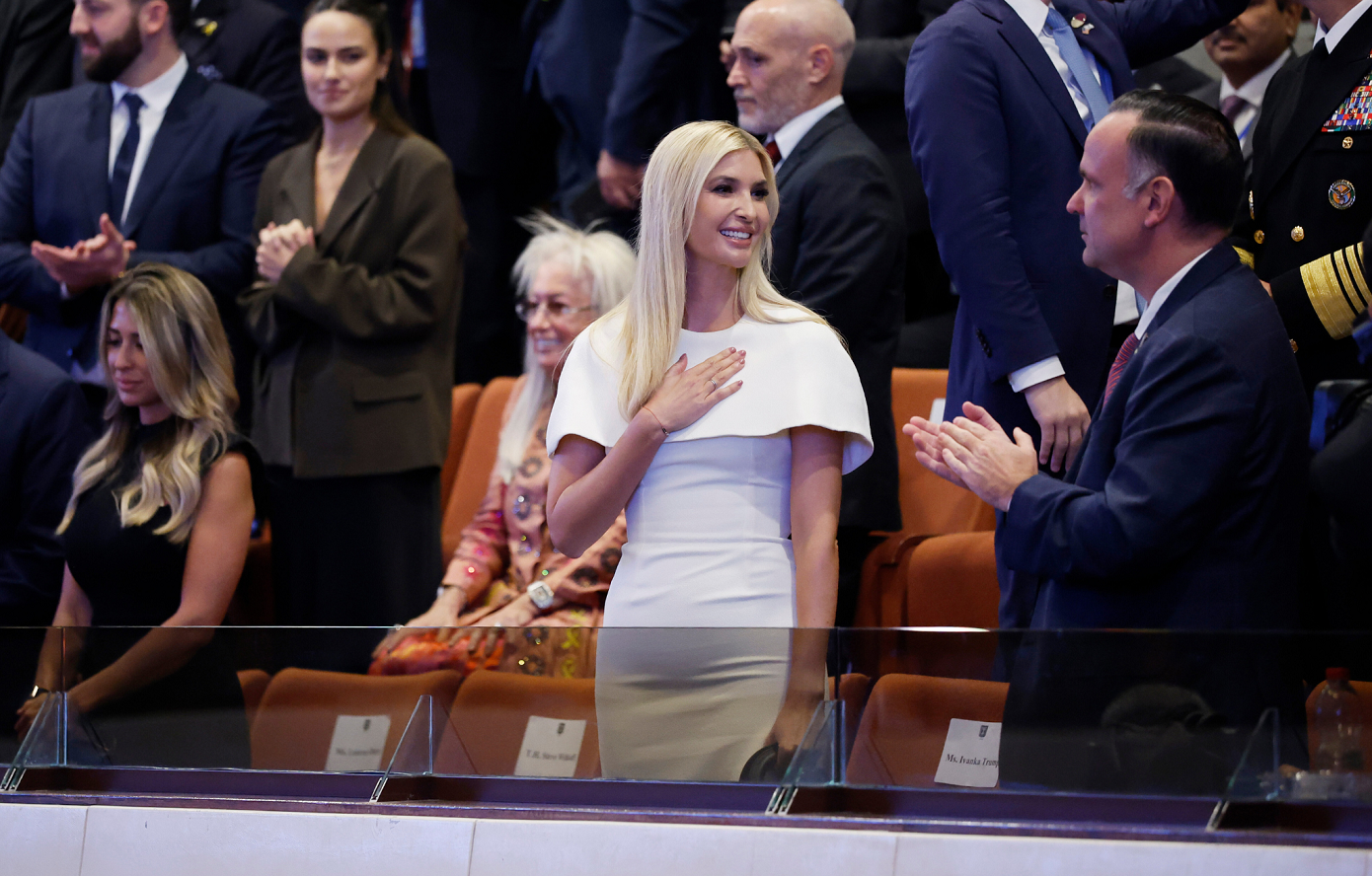 Στην Κνεσέτ και η Ιβάνκα Τραμπ &#8211; Ντυμένη στα λευκά, καταχειροκροτήθηκε κατά την είσοδό της