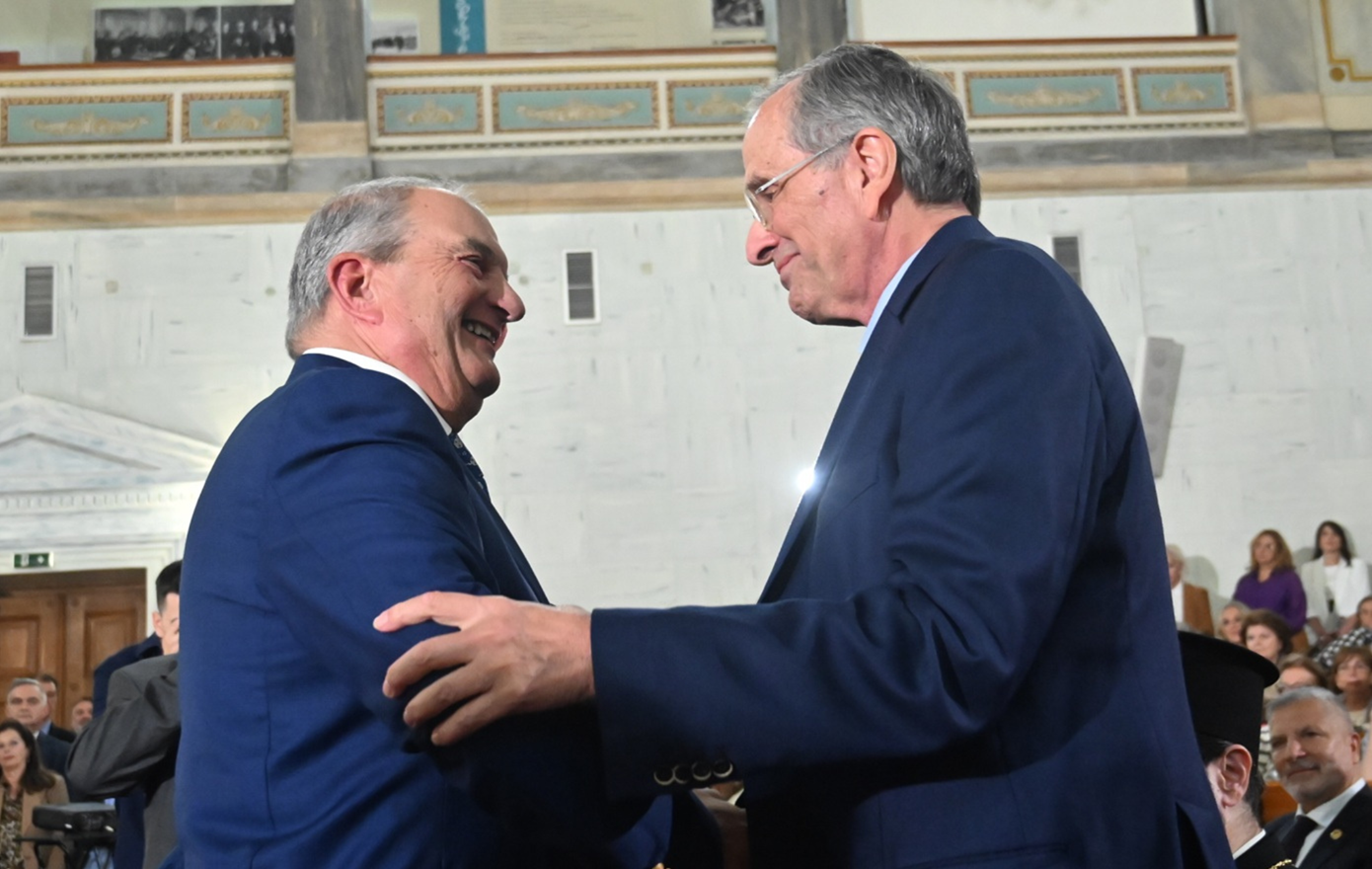 Θερμή συνάντηση Καραμανλή &#8211; Σαμαρά στην Παλιά Βουλή: Δείτε φωτογραφίες