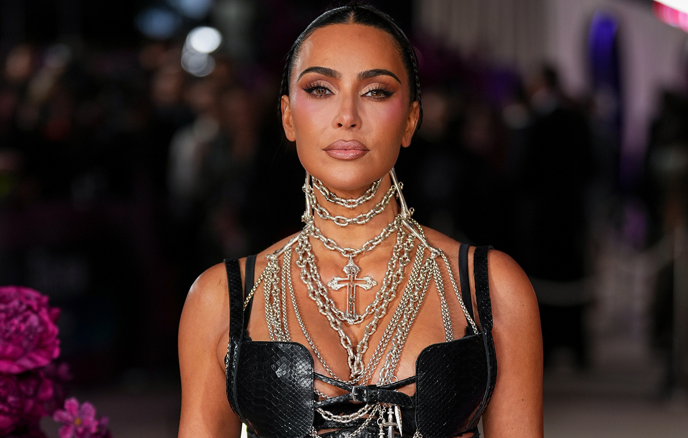 Η Κιμ Καρντάσιαν επιμένει ότι η προσελήνωση του 1969 ήταν ψεύτικη: «Γιατί κυματίζει η σημαία αφού δεν υπάρχει βαρύτητα;»