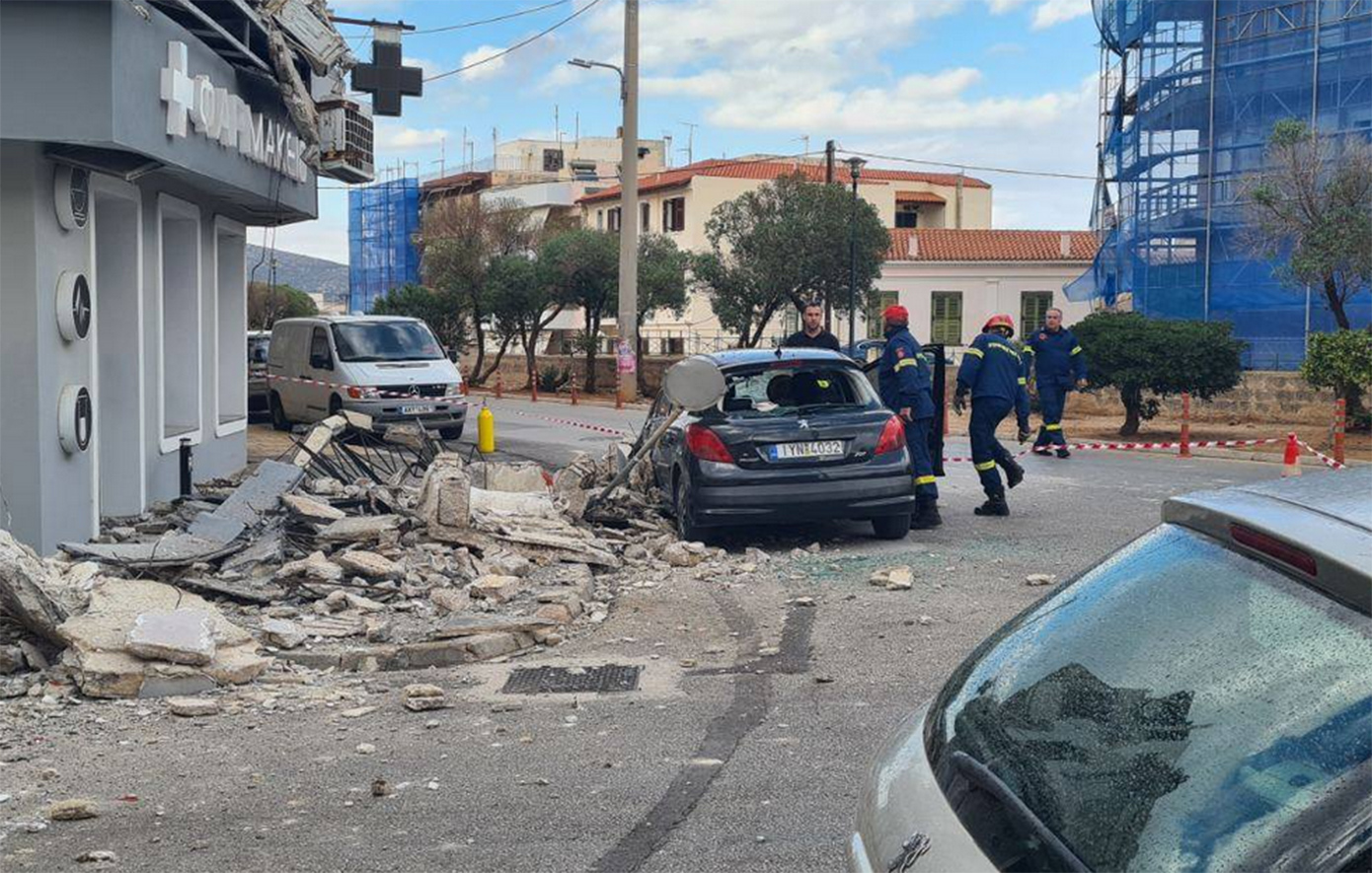 Πτώση μπαλκονιών σε κτήριο εντός της πόλης του Λαυρίου.