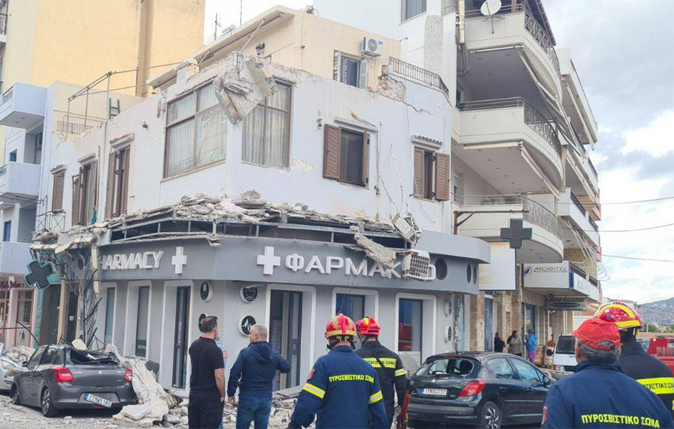 Πτώση μπαλκονιών σε κτήριο εντός της πόλης του Λαυρίου.