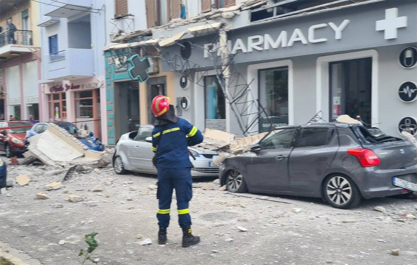 Κατέρρευσε μπαλκόνι κτιρίου στο Λαύριο &#8211; Στο σημείο η Πυροσβεστική