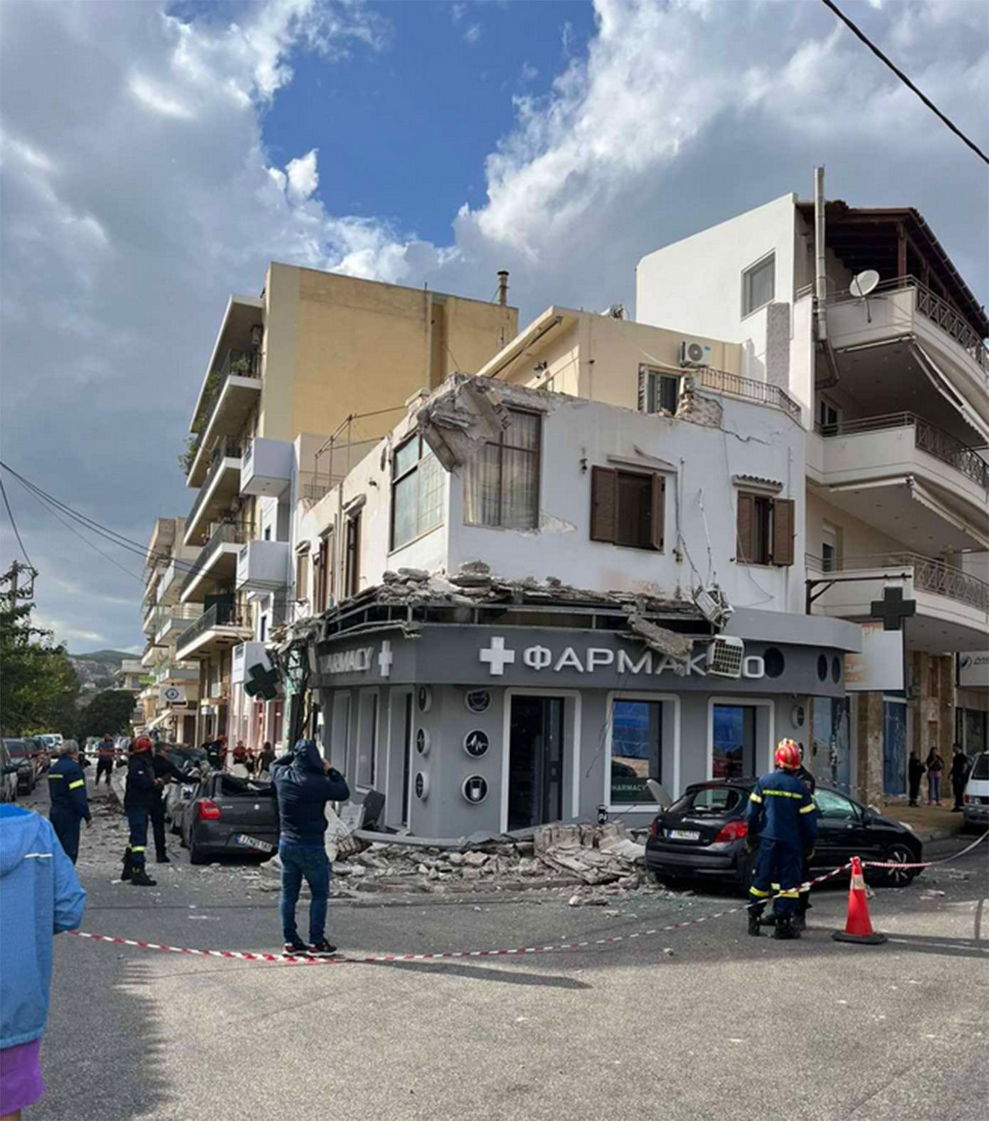 Κατέρρευσε μπαλκόνι κτιρίου στο Λαύριο &#8211; Στο σημείο η πυροσβεστική