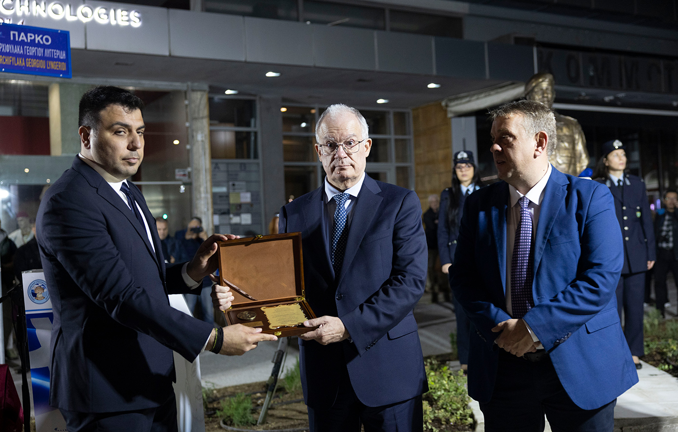 Στο κέντρο της Θεσσαλονίκης τοποθετήθηκε η προτομή του αρχιφύλακα Γιώργου Λυγγερίδη, που δολοφονήθηκε εν ώρα καθήκοντος Στο κέντρο της Θεσσαλονίκης τοποθετήθηκε η προτομή του αρχιφύλακα Γιώργου Λυγγερίδη, που δολοφονήθηκε εν ώρα καθήκοντος