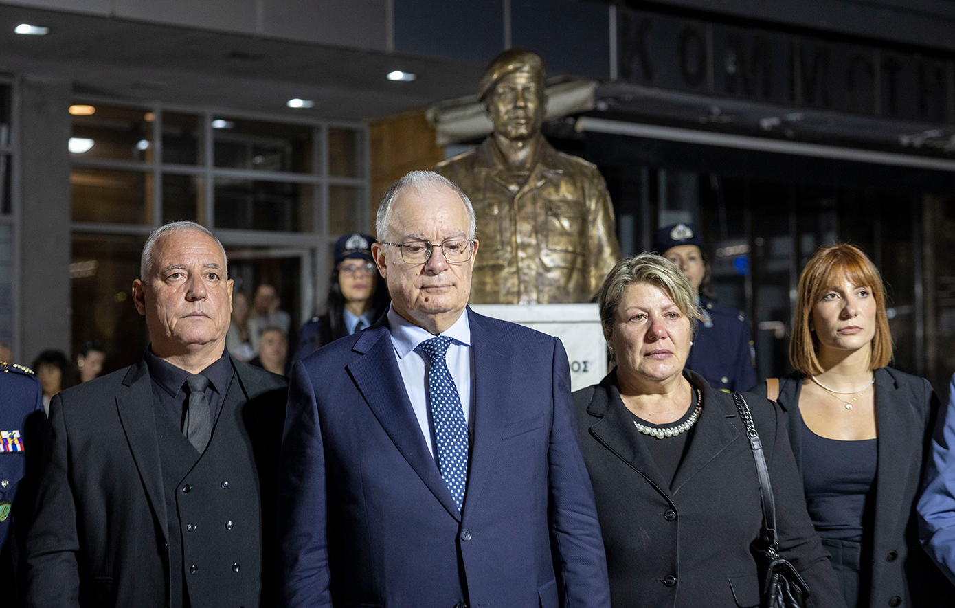 Στο κέντρο της Θεσσαλονίκης τοποθετήθηκε η προτομή του αρχιφύλακα Γιώργου Λυγγερίδη, που δολοφονήθηκε εν ώρα καθήκοντος Στο κέντρο της Θεσσαλονίκης τοποθετήθηκε η προτομή του αρχιφύλακα Γιώργου Λυγγερίδη, που δολοφονήθηκε εν ώρα καθήκοντος