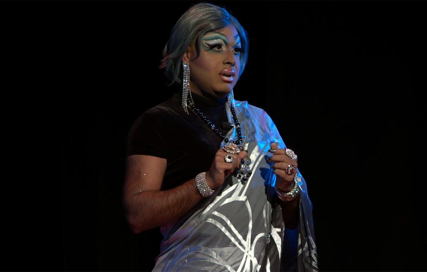 Η drag queen με το παράξενο όνομα που θα διδάσκει στο Χάρβαρντ – Εξηγεί τι σημαίνει το «LaWhore Vagistan»