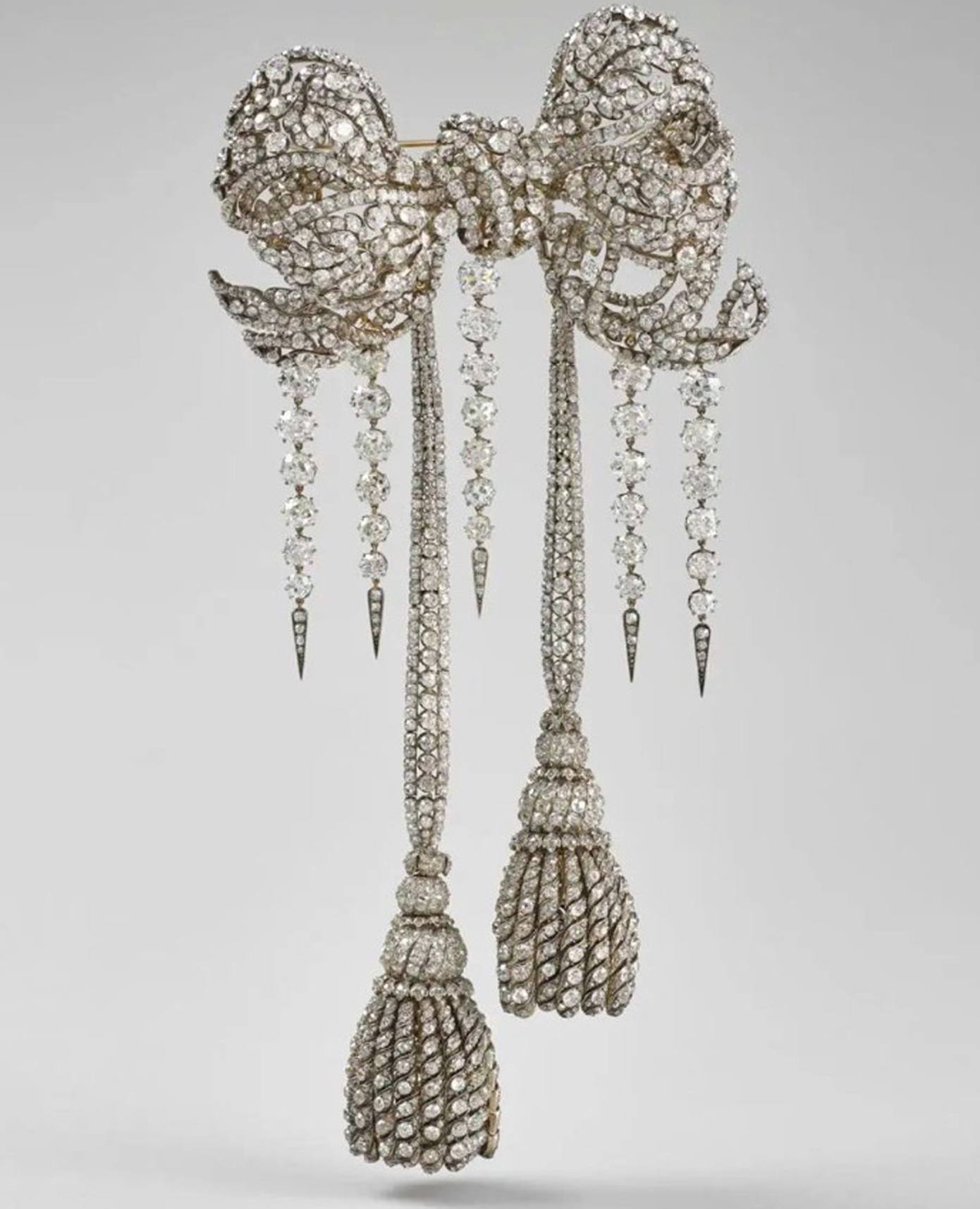 Αυτά είναι τα κοσμήματα που εκλάπησαν από το Λούβρο