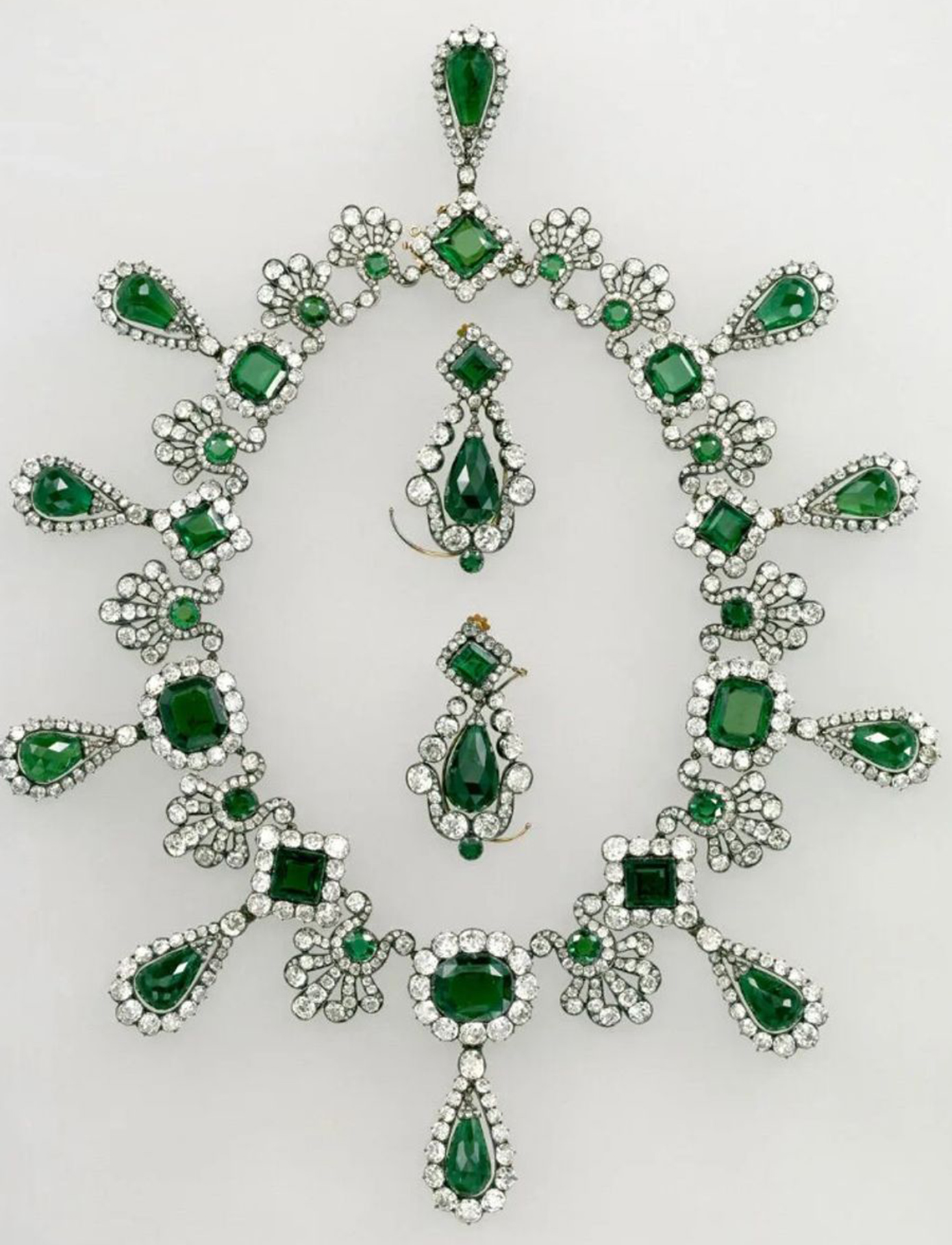 Αυτά είναι τα κοσμήματα που εκλάπησαν από το Λούβρο