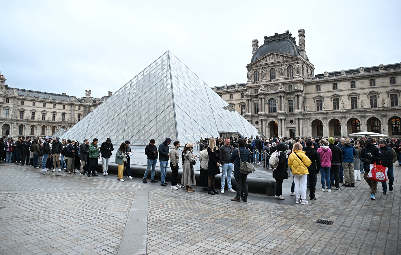 Το Μουσείο του Λούβρου αυξάνει κατά 45% την τιμή εισόδου για ξένους επισκέπτες εκτός της ΕΕ