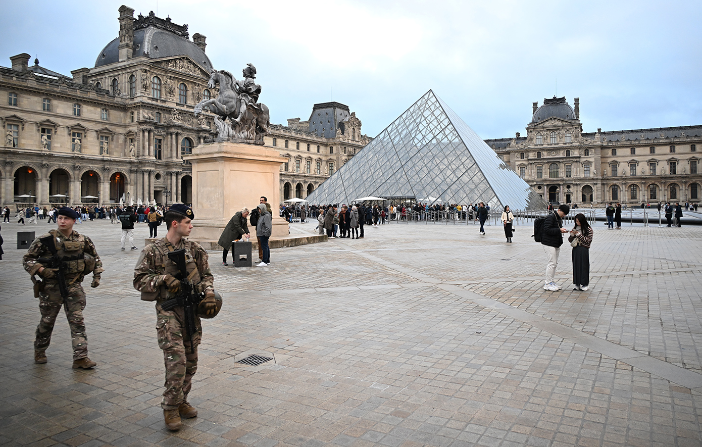 Συνελήφθη και τρίτο άτομο για τη μεγάλη ληστεία στον Λούβρο