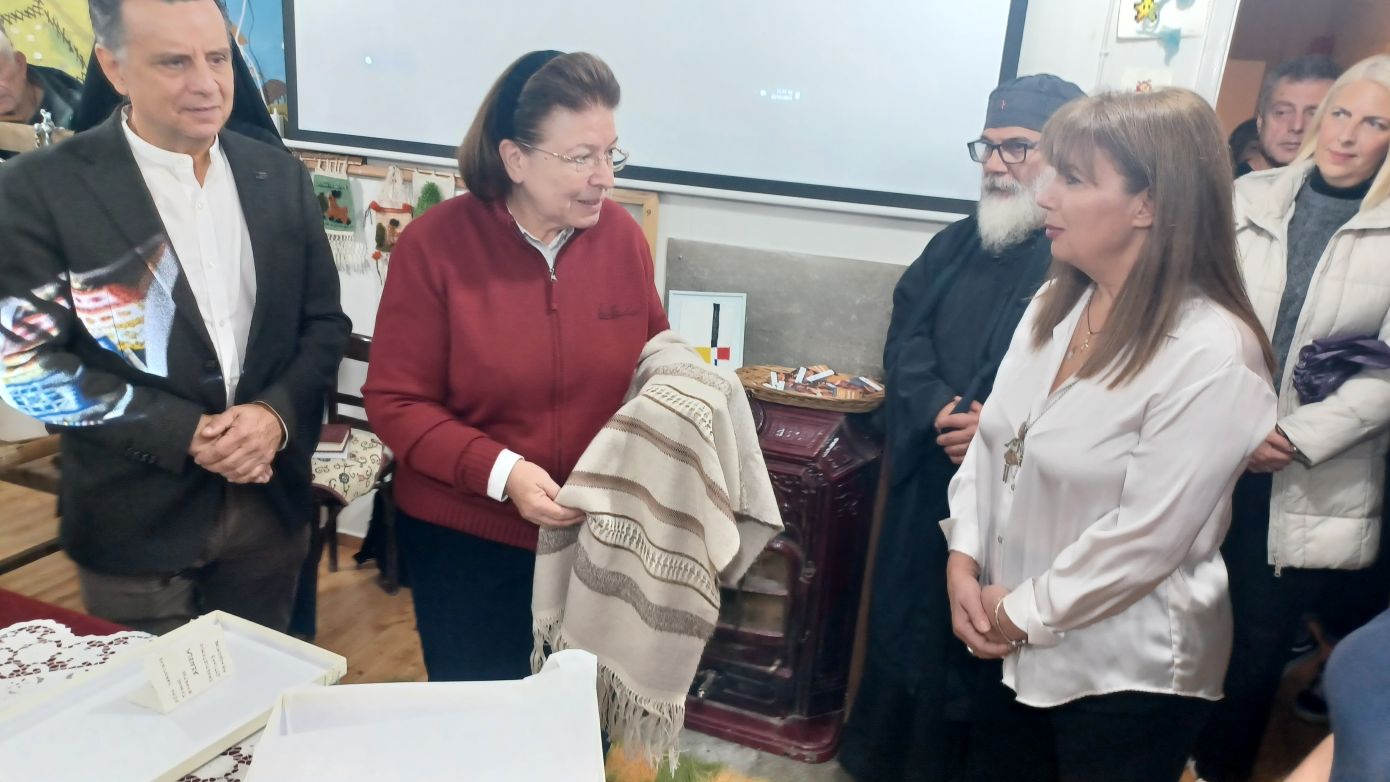 Η Λίνα Μενδώνη εγκαινίασε τη δομή υφαντικής τέχνης στη Βλάστη Εορδαίας &#8211; Σχέδιο αναβίωσης της παραδοσιακής χειροτεχνίας