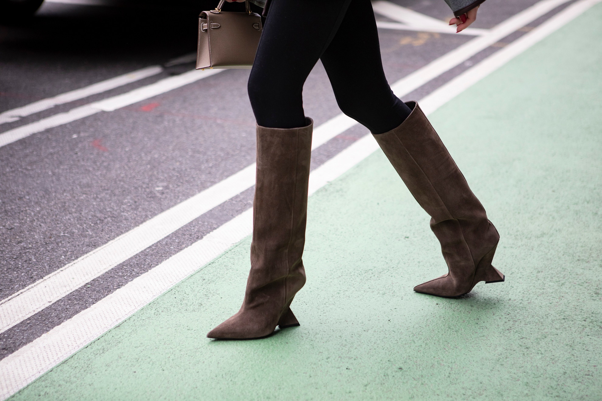 Wedge boots: Οι πιο άνετες και κομψές μπότες που θα φορέσετε (ξανά) φέτος