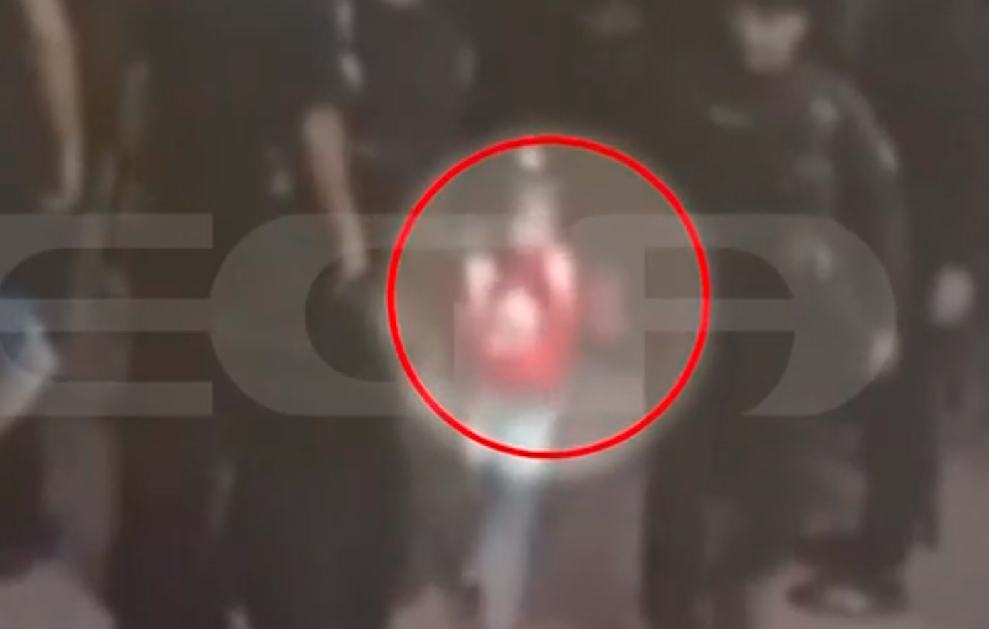 Πώς το έσκασε η 4χρονη από το νηπιαγωγείο στον Άγιο Παντελεήμονα &#8211; Βίντεο με το παιδί να περιφέρεται στο δρόμο