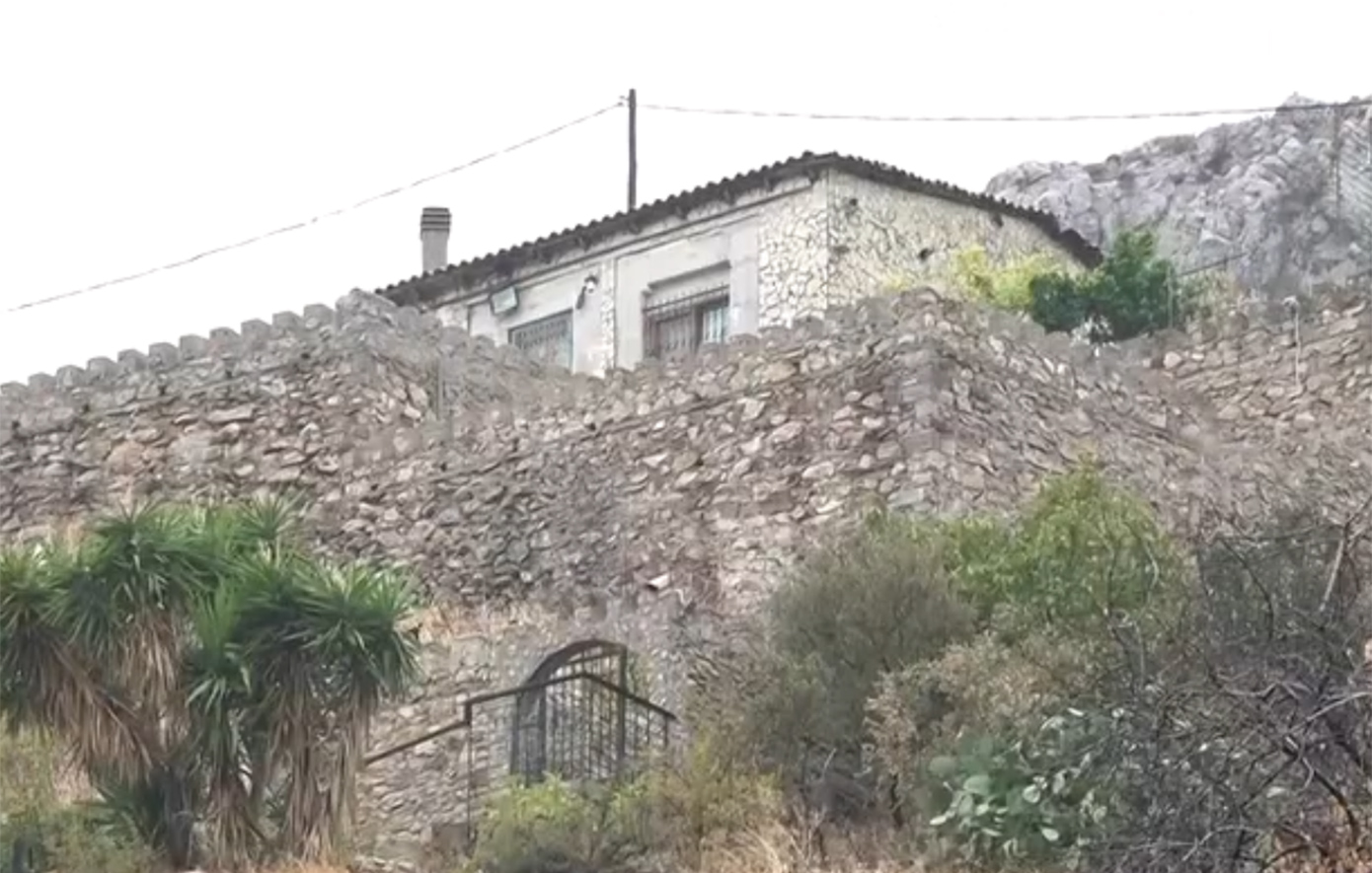 Στις φυλακές Λάρισας οδηγήθηκε ο τραγουδιστής Βασίλης Παϊτέρης για χρέη στο δημόσιο, με αφορμή την κατασκευή του σπιτιού του στην Αγία Βαρβάρα. Στις φυλακές Λάρισας οδηγήθηκε ο τραγουδιστής Βασίλης Παϊτέρης για χρέη στο δημόσιο, με αφορμή την κατασκευή του σπιτιού του στην Αγία Βαρβάρα.