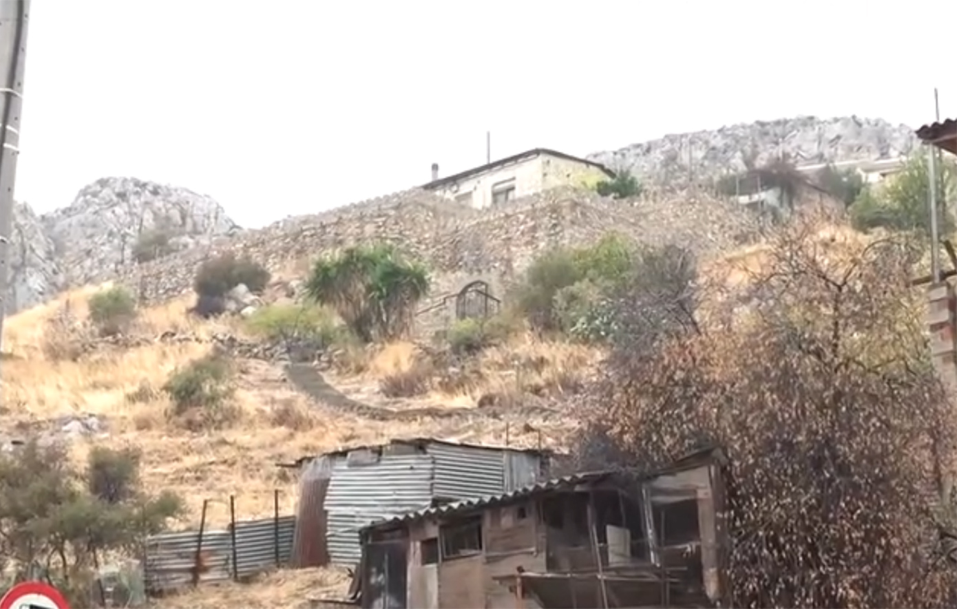 Στις φυλακές Λάρισας οδηγήθηκε ο τραγουδιστής Βασίλης Παϊτέρης για χρέη στο δημόσιο, με αφορμή την κατασκευή του σπιτιού του στην Αγία Βαρβάρα. Στις φυλακές Λάρισας οδηγήθηκε ο τραγουδιστής Βασίλης Παϊτέρης για χρέη στο δημόσιο, με αφορμή την κατασκευή του σπιτιού του στην Αγία Βαρβάρα.