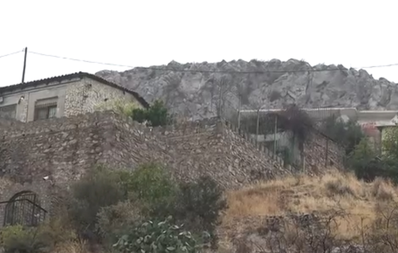 Στις φυλακές Λάρισας οδηγήθηκε ο τραγουδιστής Βασίλης Παϊτέρης για χρέη στο δημόσιο, με αφορμή την κατασκευή του σπιτιού του στην Αγία Βαρβάρα. Στις φυλακές Λάρισας οδηγήθηκε ο τραγουδιστής Βασίλης Παϊτέρης για χρέη στο δημόσιο, με αφορμή την κατασκευή του σπιτιού του στην Αγία Βαρβάρα.