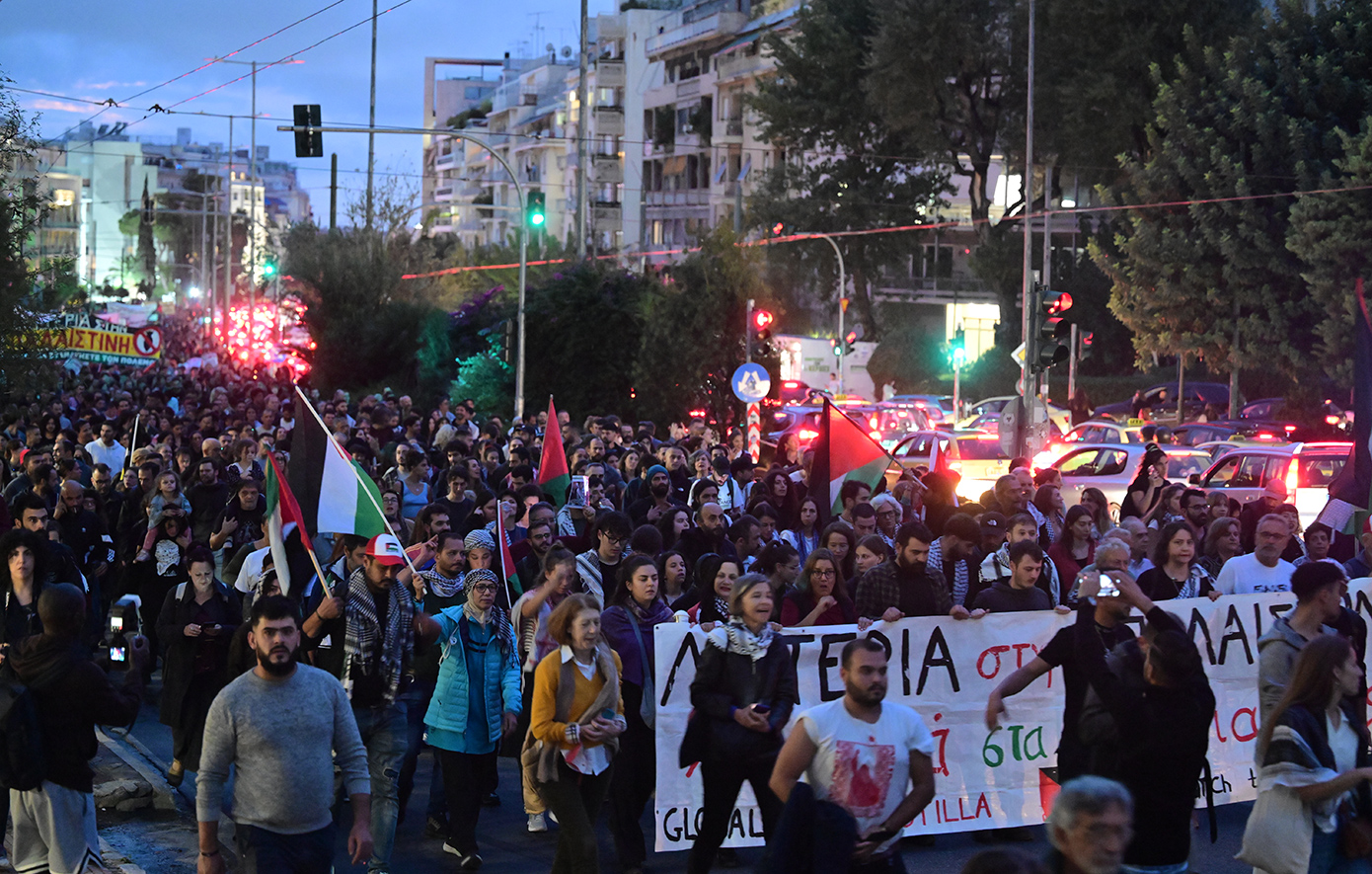 Πλήθος κόσμου συμμετέχει στη συγκέντρωση για τον στόλο που επιχείρησε να φτάσει στη Γάζα.