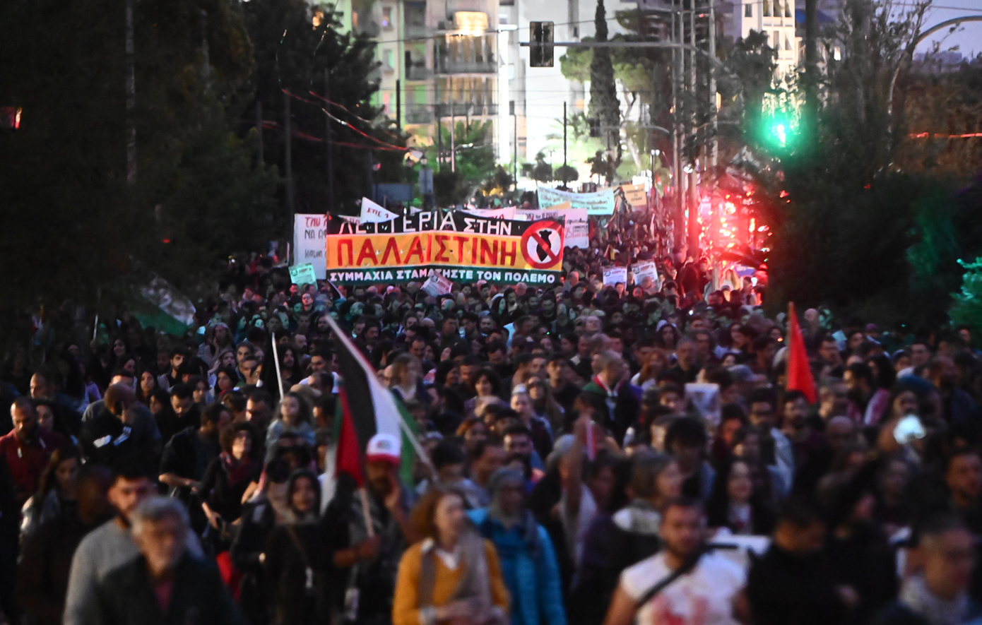 Πλήθος κόσμου συμμετέχει στη συγκέντρωση για τον στόλο που επιχείρησε να φτάσει στη Γάζα.