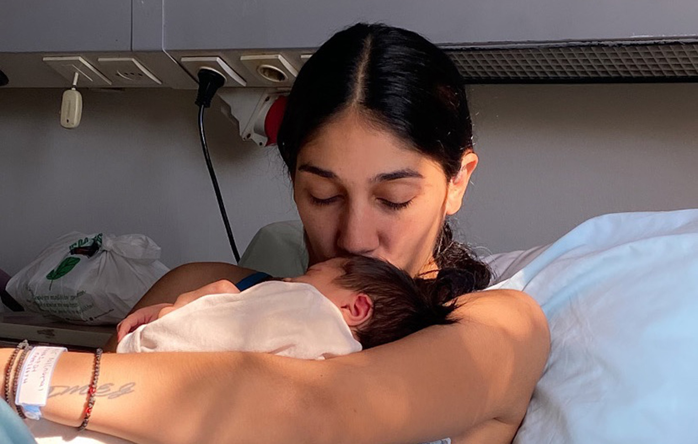 Παρασκευή Κερασιώτη: Γέννησε η πρώην παίκτρια του GNTM – Φωτογραφίες από το μαιευτήριο