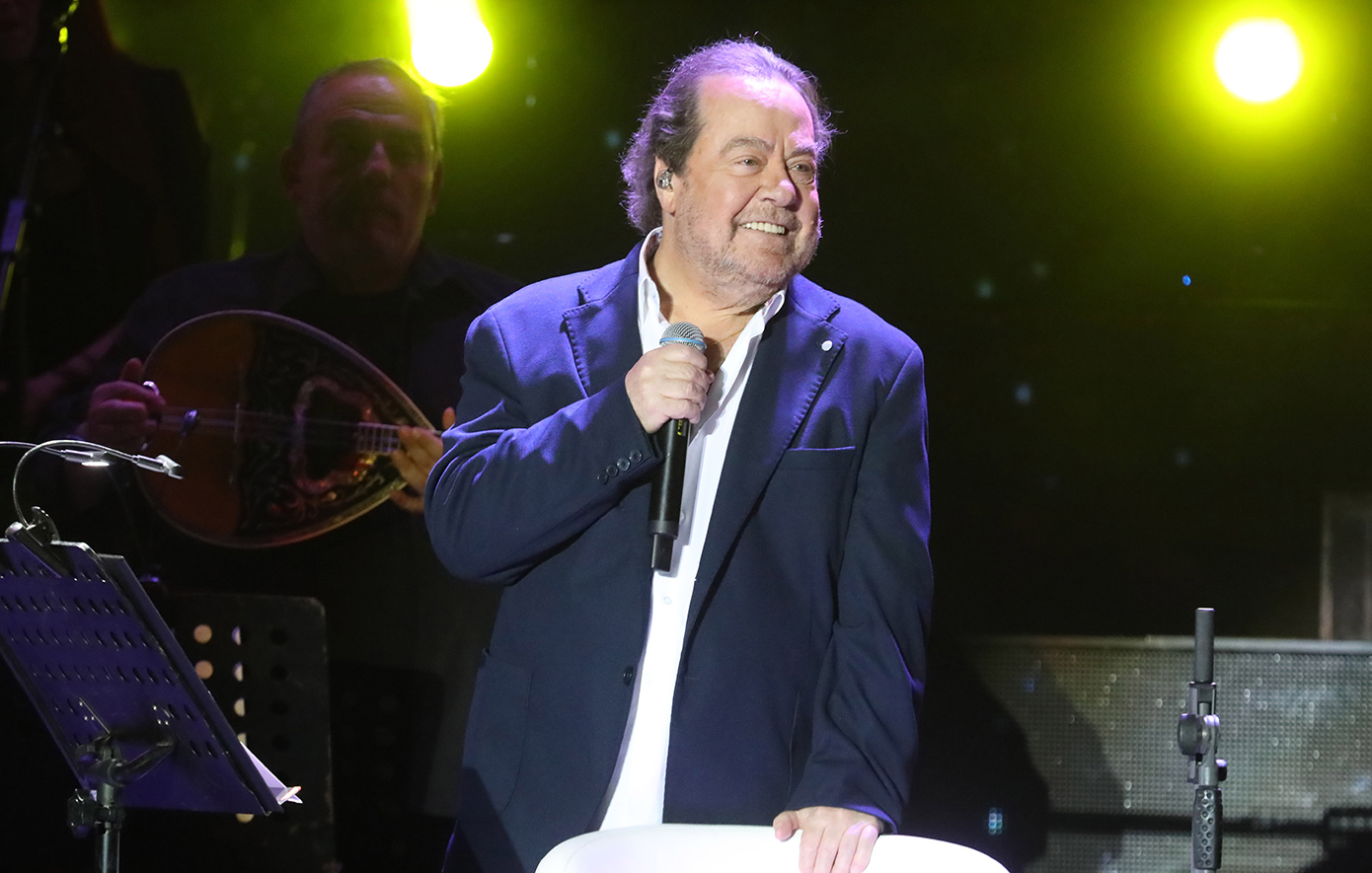 Γιάννης Πάριος: «Ναι, μεγάλωσε αλλά θα τον γράψει η ιστορία, εσάς;» &#8211; Ξέσπασε συνεργάτης του μετά από επικριτικά σχόλια για τον καλλιτέχνη