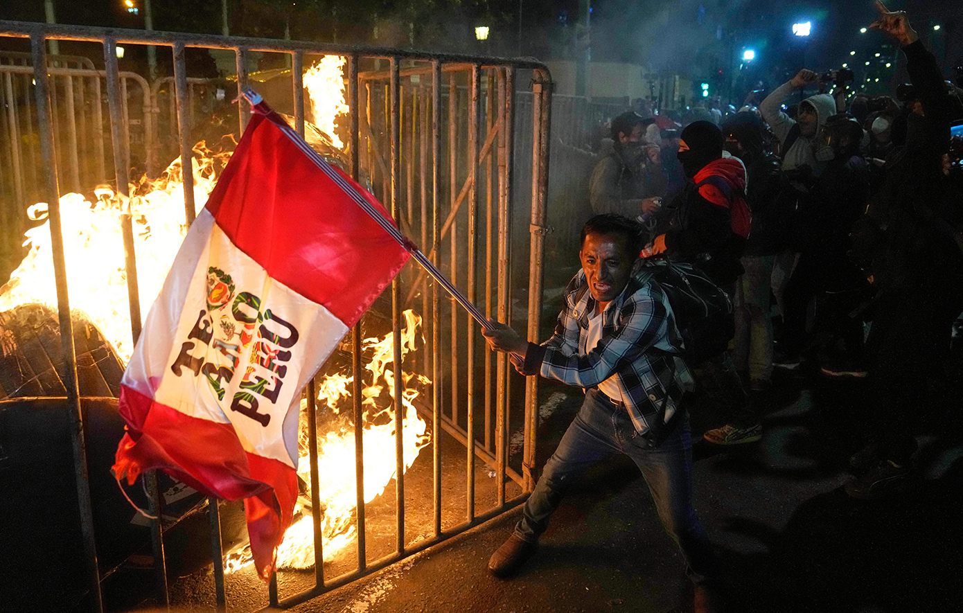 Χάος στη Λίμα: Ο νέος πρόεδρος Χοσέ Χερί υπόσχεται «όλη την αυστηρότητα του νόμου» μετά τις συγκρούσεις – 75 τραυματίες Χάος στη Λίμα: Ο νέος πρόεδρος Χοσέ Χερί υπόσχεται «όλη την αυστηρότητα του νόμου» μετά τις συγκρούσεις – 75 τραυματίες