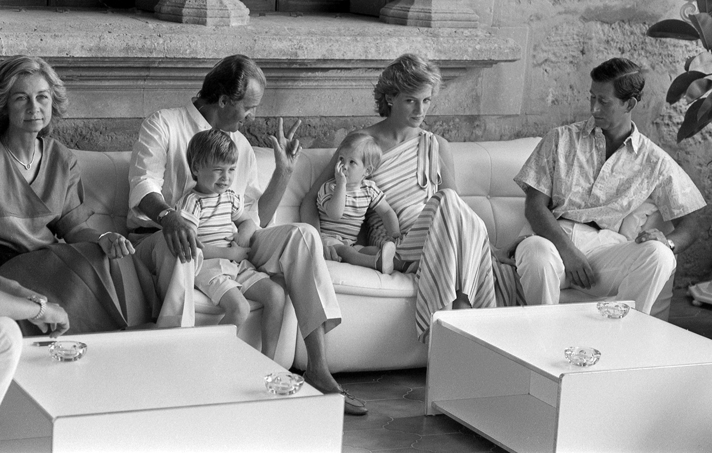 Ο βασιλιάς Χουάν Κάρλος σπάει τη σιωπή του για τις φήμες ότι αποπλάνησε την πριγκίπισσα Νταϊάνα &#8211; «Ψυχρή κι απόμακρη, εκτός αν ήταν μπροστά οι παπαράτσι»