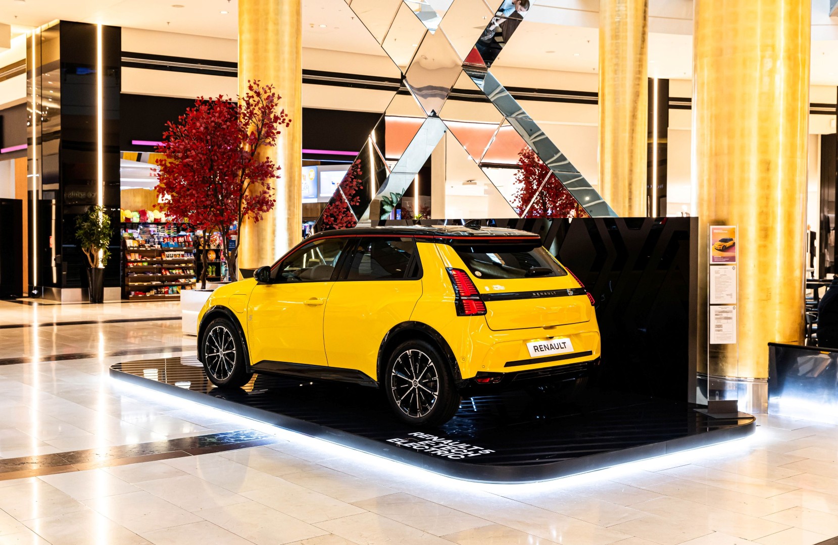 Το Renault 5 E-Tech Electric στο Golden Hall