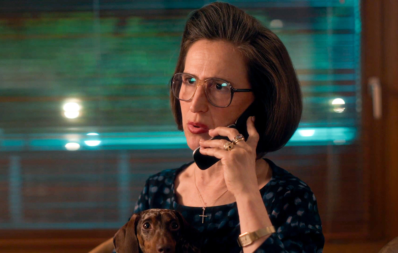 Η Νάνσυ επιστρέφει στις Σέρρες με άδεια χέρια και ακόμα πιο άδεια τσέπη. Η οικογένεια μαζεύεται για να τη «στηρίξει», αλλά καταλήγει να αποδομεί κάθε της πρόταση. Η Νάνσυ επιστρέφει στις Σέρρες με άδεια χέρια και ακόμα πιο άδεια τσέπη. Η οικογένεια μαζεύεται για να τη «στηρίξει», αλλά καταλήγει να αποδομεί κάθε της πρόταση.