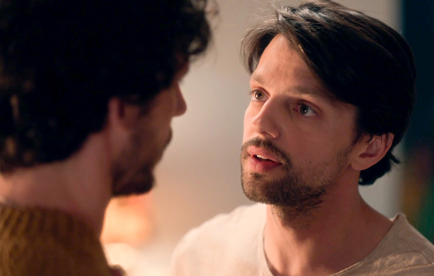 Η Νάνσυ επιστρέφει στις Σέρρες με άδεια χέρια και ακόμα πιο άδεια τσέπη. Η οικογένεια μαζεύεται για να τη «στηρίξει», αλλά καταλήγει να αποδομεί κάθε της πρόταση. Η Νάνσυ επιστρέφει στις Σέρρες με άδεια χέρια και ακόμα πιο άδεια τσέπη. Η οικογένεια μαζεύεται για να τη «στηρίξει», αλλά καταλήγει να αποδομεί κάθε της πρόταση.