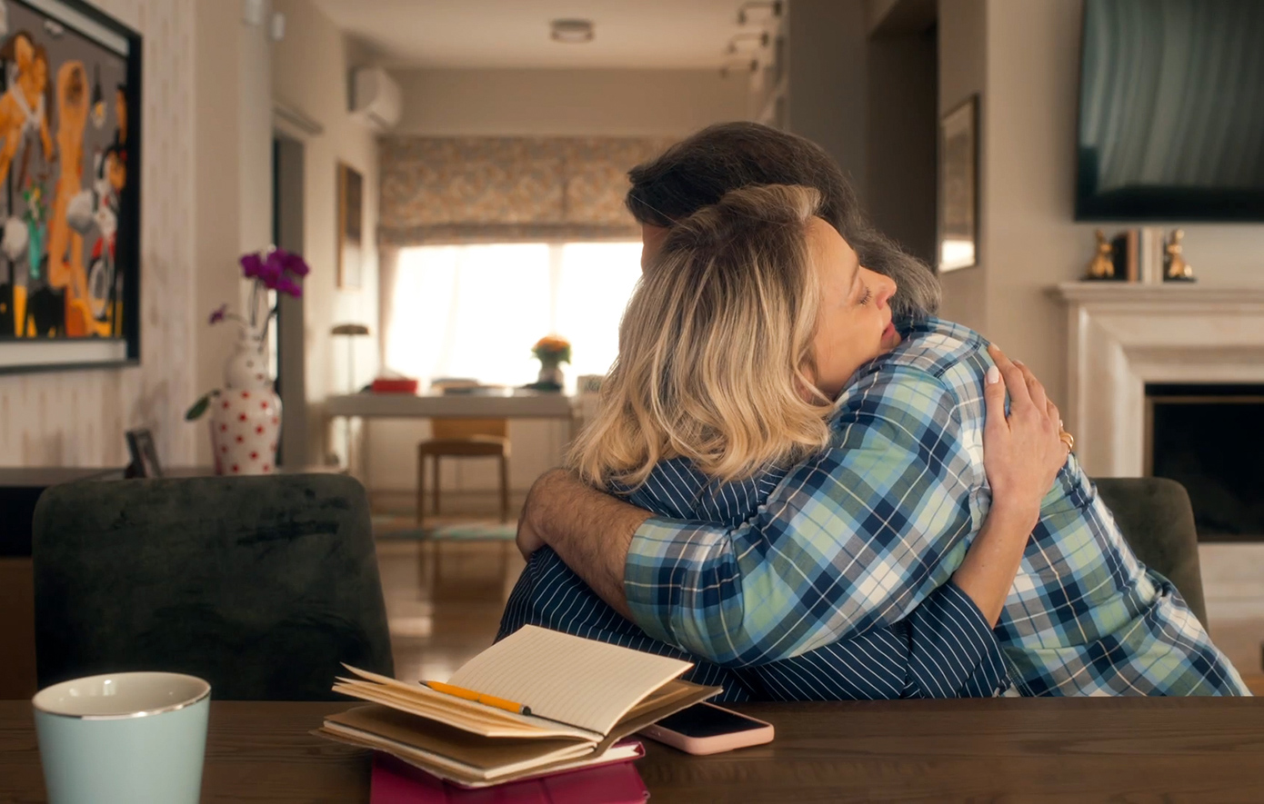 Η Νάνσυ επιστρέφει στις Σέρρες με άδεια χέρια και ακόμα πιο άδεια τσέπη. Η οικογένεια μαζεύεται για να τη «στηρίξει», αλλά καταλήγει να αποδομεί κάθε της πρόταση. Η Νάνσυ επιστρέφει στις Σέρρες με άδεια χέρια και ακόμα πιο άδεια τσέπη. Η οικογένεια μαζεύεται για να τη «στηρίξει», αλλά καταλήγει να αποδομεί κάθε της πρόταση.