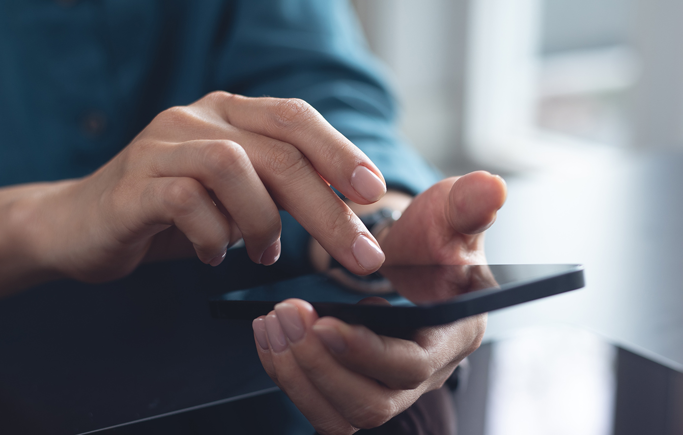Πώς τα smartphones «παίζουν» με το μυαλό μας και δεν μπορούμε να τα αφήσουμε από τα χέρια μας