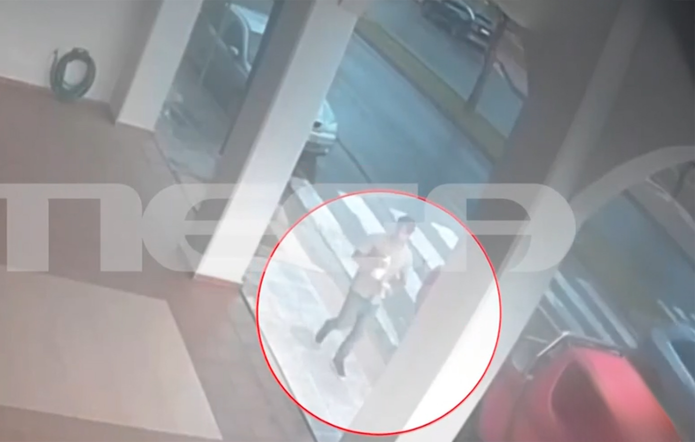 Με καφέ και σάντουιτς στο χέρι ο 22χρονος συνεργός στην Καλαμάτα