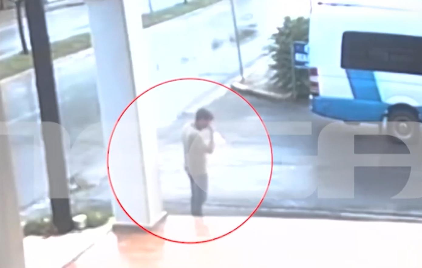 Με καφέ και σάντουιτς στο χέρι ο 22χρονος συνεργός στην Καλαμάτα