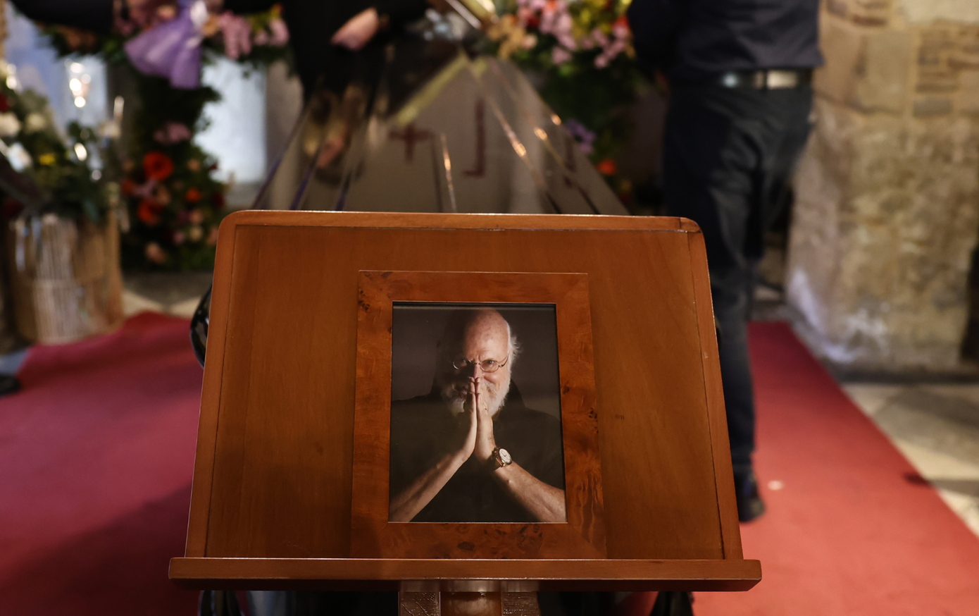 Διονύσης Σαββόπουλος: Ανδρουλάκης, Φάμελλος και Κουτσούμπας δεν πήγαν στη κηδεία – Ποιοι έδωσαν το παρών