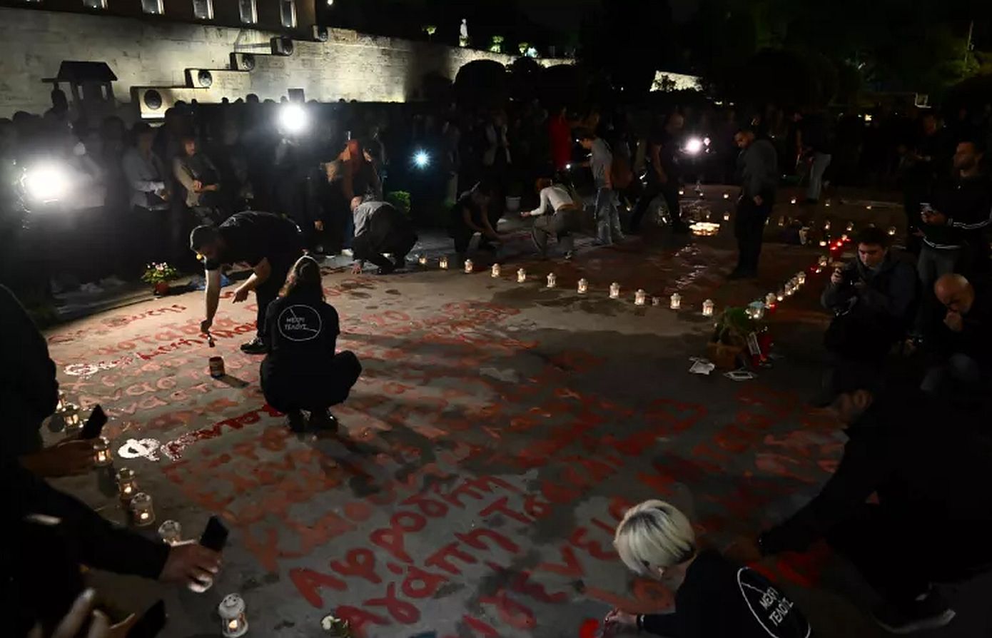 Τέμπη: Συγγενείς θυμάτων έγραψαν ξανά τα ονόματα μπροστά από τη Βουλή