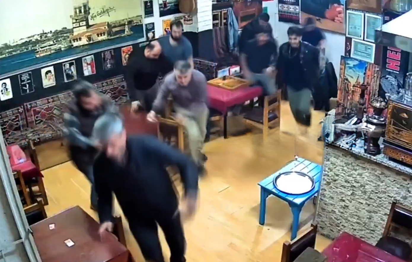 Σεισμός τώρα στη Τουρκία: Η στιγμή που χτυπούν τα 6,1 Ρίχτερ