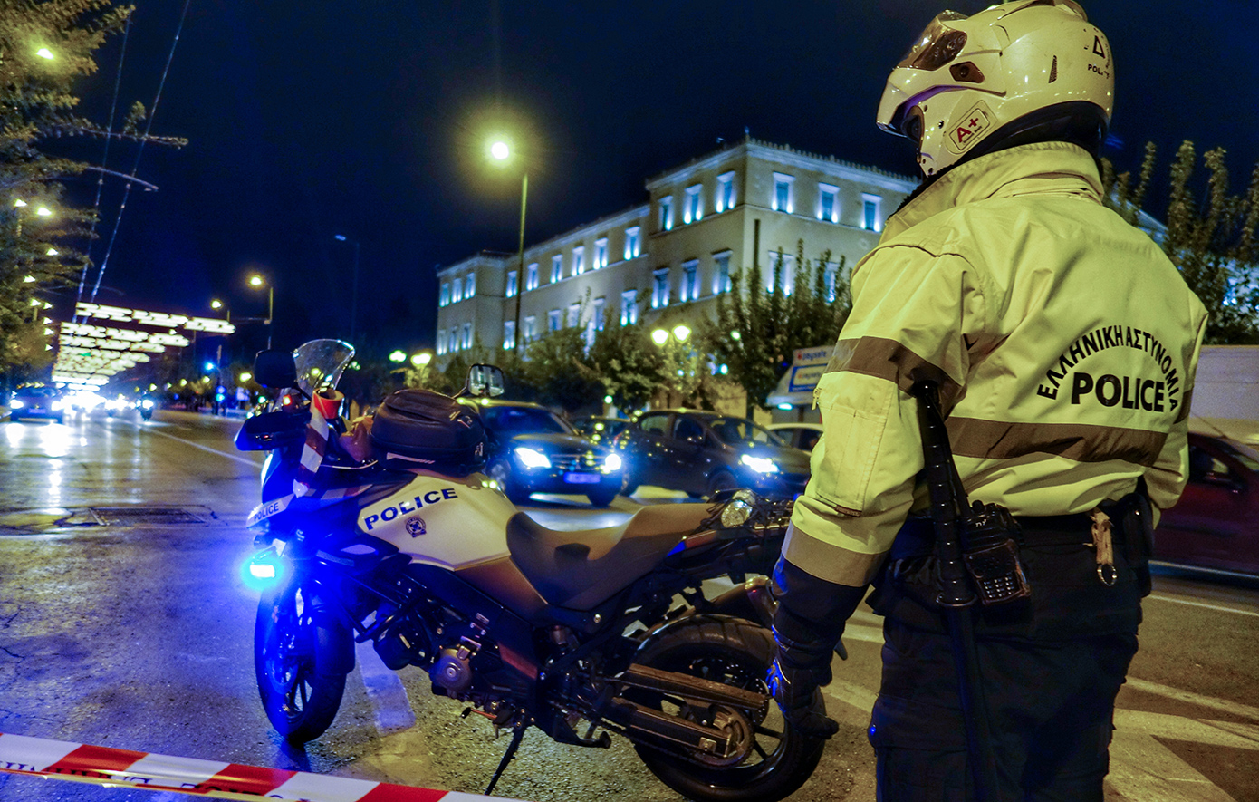 Οδηγούσε «λιώμα» στο κέντρο της Αθήνας και χτύπησε 13 σταθμευμένα αυτοκίνητα στην οδό Φυλής