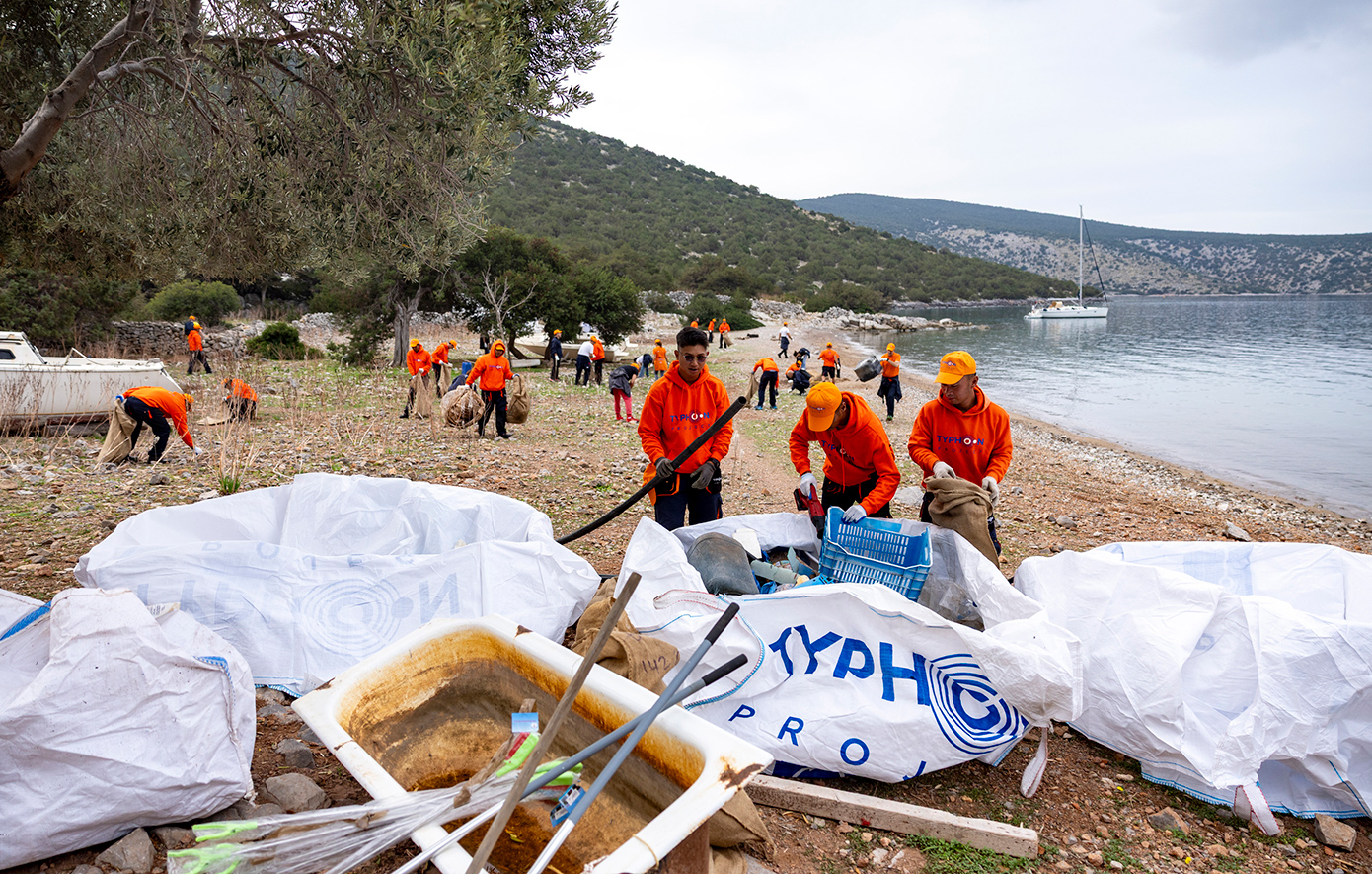 Ο «Τυφώνας» που φτάνει στις πιο απρόσιτες ακτές: Έξι χρόνια, 4.886 καθαρισμοί, 903 τόνοι λιγότερα απορρίμματα