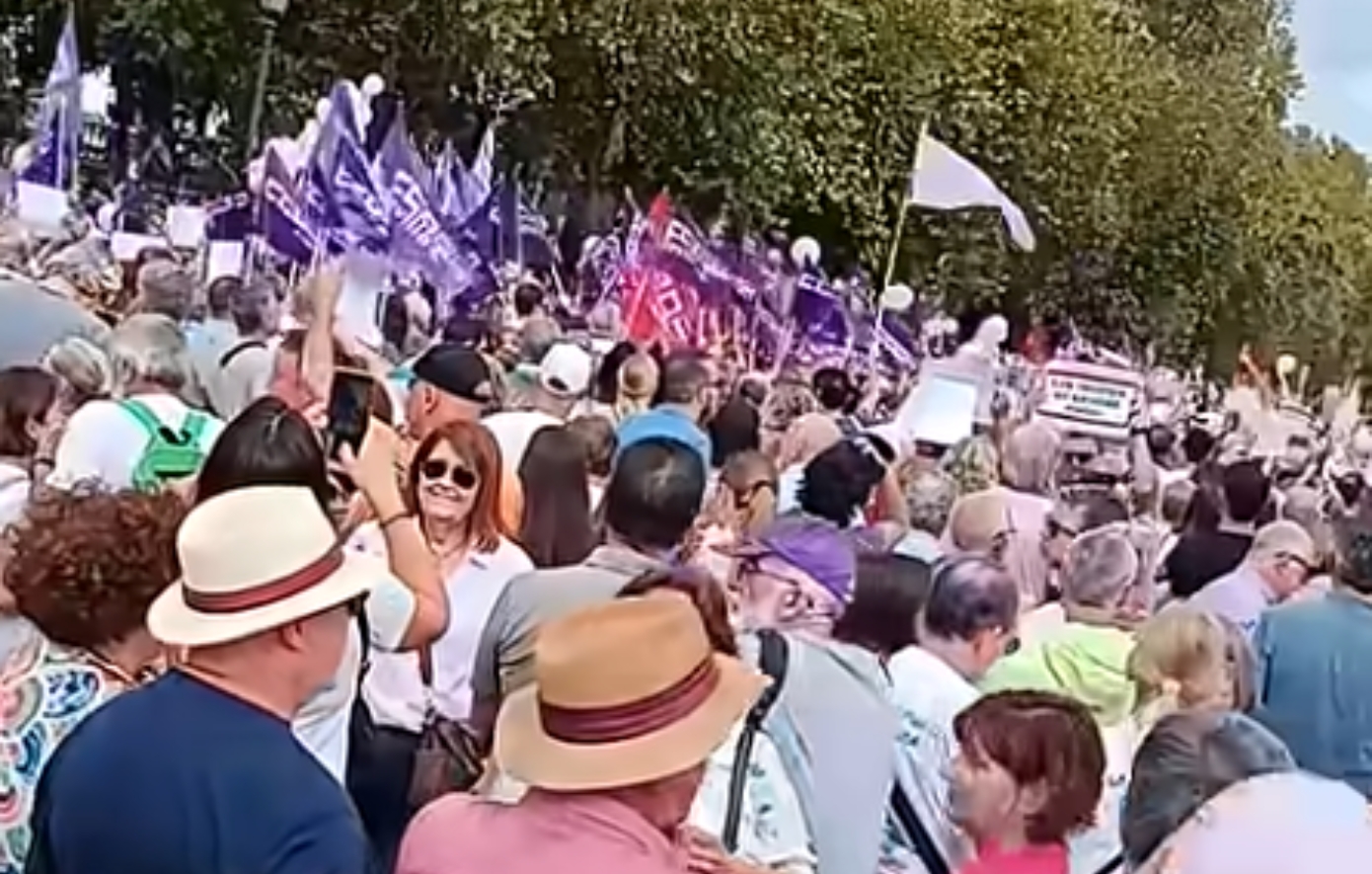 Χιλιάδες διαδηλωτές στη Σεβίλλη κατά δημόσιων νοσοκομείων που καθυστερούσαν να εκδώσουν «ύποπτα» αποτελέσματα μαστογραφιών