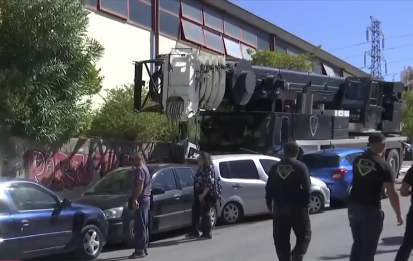 Γερανοφόρο όχημα έπεσε πάνω σε σταθμευμένα αυτοκίνητα στο Κερατσίνι &#8211; Δεν σημειώθηκε τραυματισμός