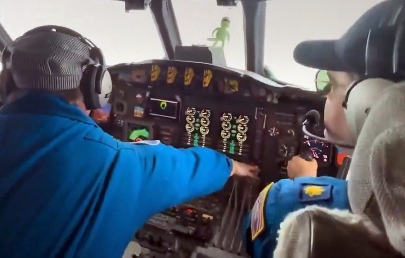 Σαν σκηνή από ταινία: Η τρομακτική πτήση μέσα στην «κόλαση» του τυφώνα Μελίσα – Δείτε το βίντεο